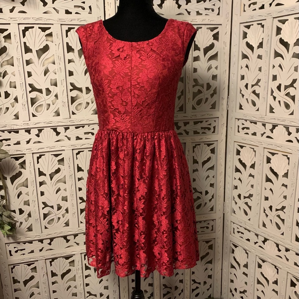 BURGUNDY RED SEMI FORMAL FLOWER & LACE SHORT DRESS